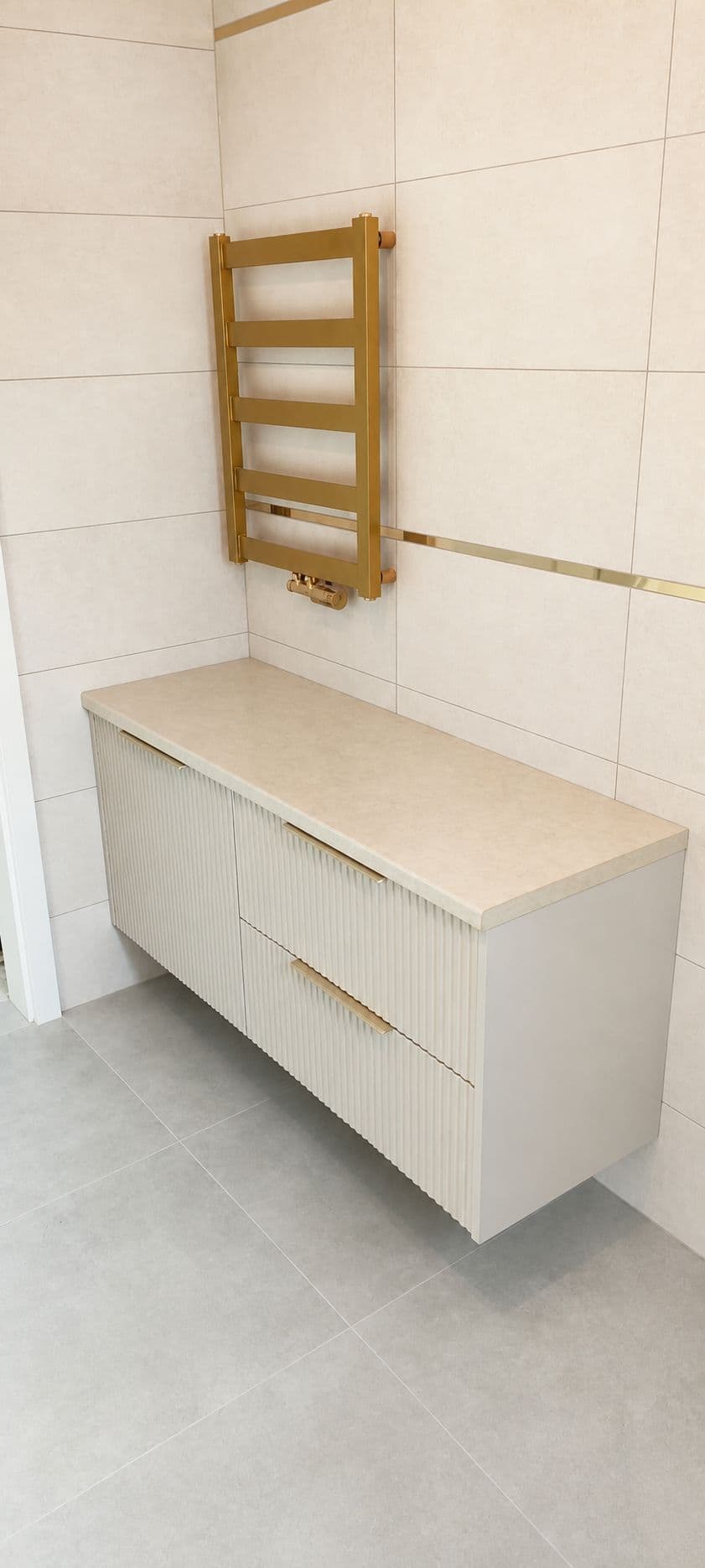 Elegancka szafka łazienkowa z ryflowanymi frontami — Łazienki, zdjęcie 3