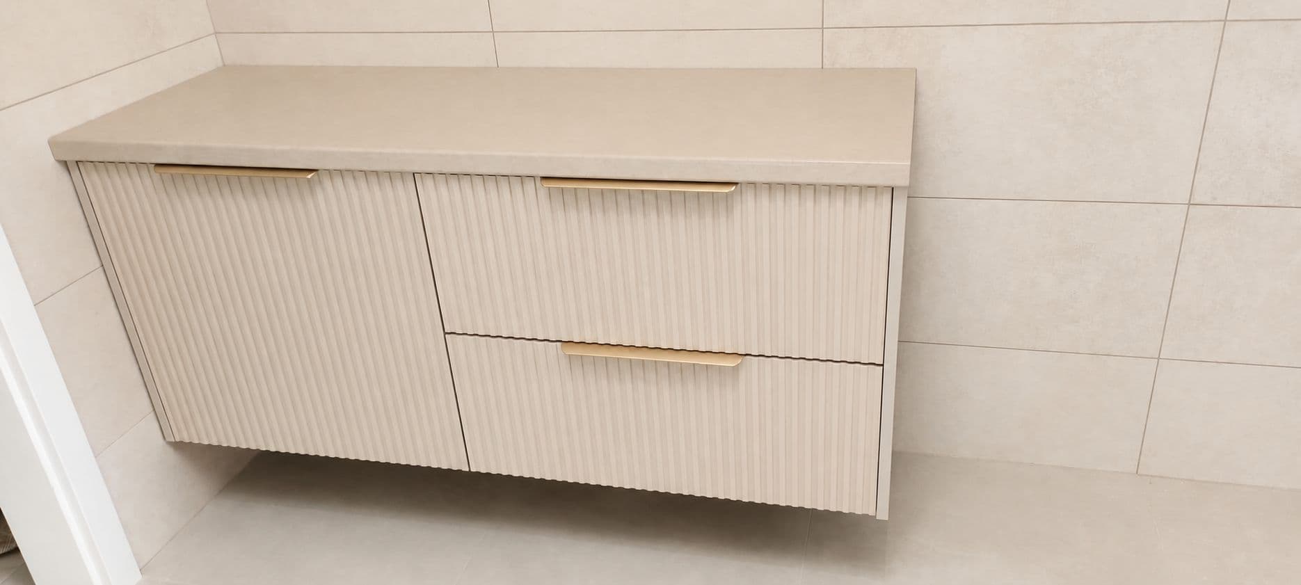 Elegancka szafka łazienkowa z ryflowanymi frontami — Łazienki, zdjęcie 2